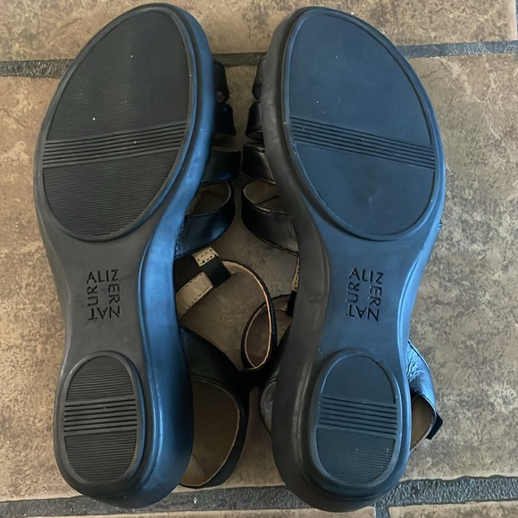 Women’s Naturalizer black shoes - Picture 3 of 6